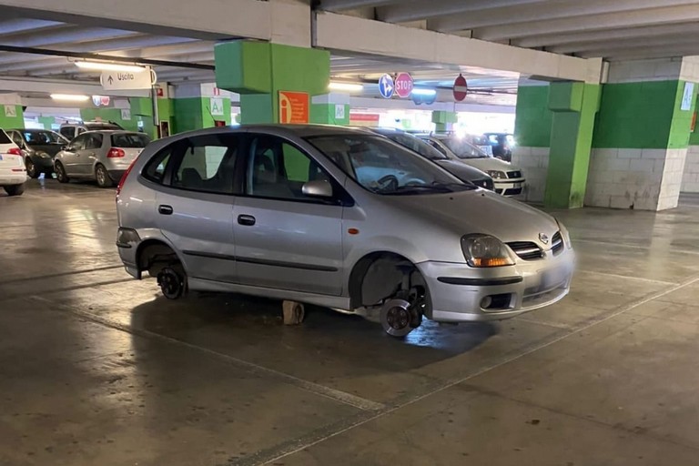 Automobile senza ruote parcheggio Ipercoop