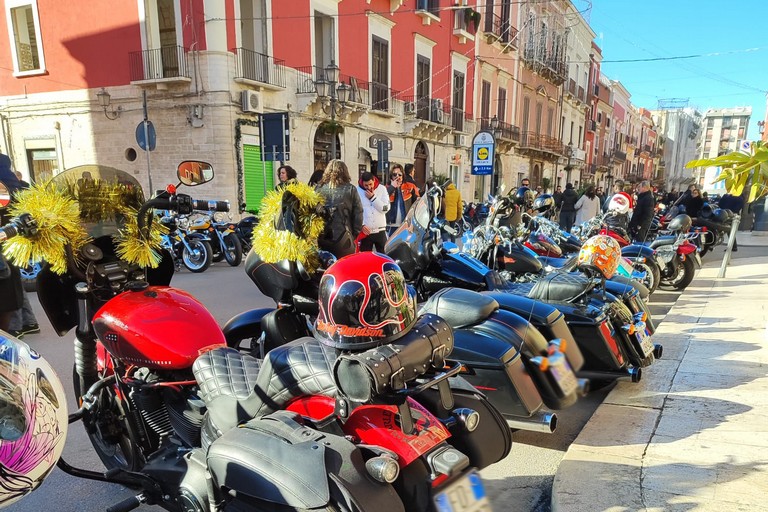 Babbi Natale in moto a Barletta. <span>Foto Alessia Filograsso</span>