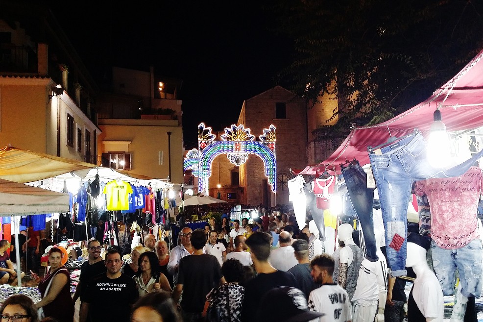 Bancarelle durante la festa patronale 2016. <span>Foto Mario Sculco</span>