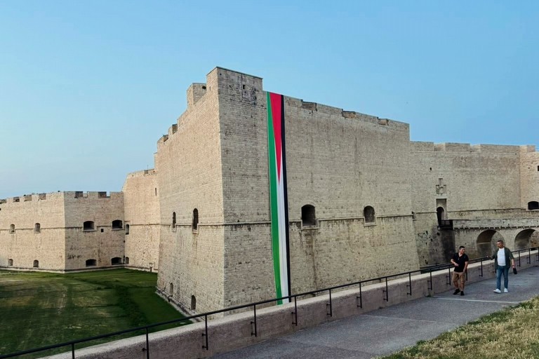 Bandiera palestinese sul bastione del Castello