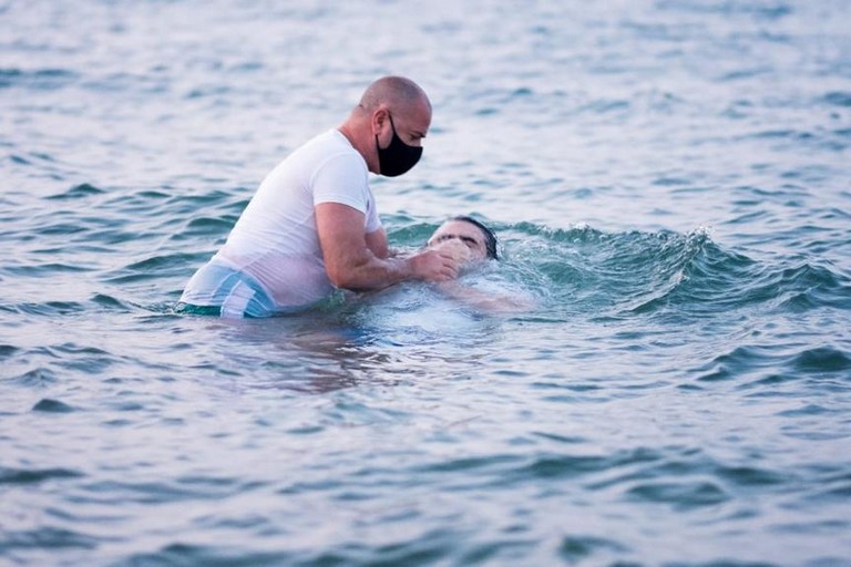 Battesimo in mare per i Testimoni di Geova