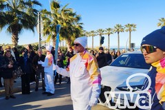 La fiamma olimpica attraversa Barletta verso Milano-Cortina