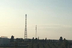 Spunta una torre-antenna nei pressi del cimitero: facciamo chiarezza