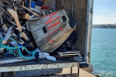 La Guardia Costiera rimuove rifiuti dal Molo di Levante