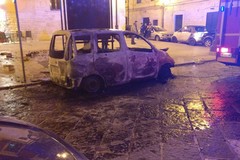 Capodanno di fuoco, auto in fiamme in via Cialdini