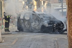 Auto incendiata in via Canne, assalto a un portavalori