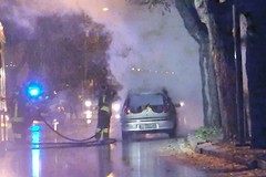 Auto in fiamme in viale Cafiero, strada bloccata