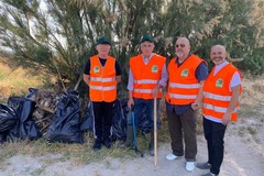 Volontari dell’associazione Ekoclub puliscono la spiaggia di Ponente