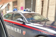Uomo accoltellato davanti a bar in centro