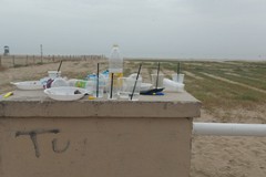 Litoranea di Barletta: festeggiano "vista mare" lasciando lì i rifiuti
