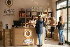 Macchina del caffè guasta? Ecco perché l'acquisto in negozio batte l'online 1-0