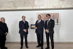 Autorità Portuale, lascia il segretario generale. A lui donata una targa