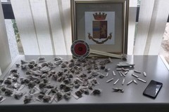 Arrestato con oltre 100 dosi di marijuana e 17 stecche di hashish