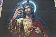Barletta, murales tra sacro e profano: spunta Gesù che scatta un selfie