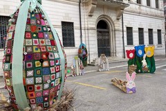 Pasqua in arte, a Piazza Caduti un uovo gigante fatto all'uncinetto
