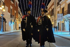 Pattugliamento dei Carabinieri in alta uniforme tra le strade di Barletta