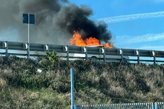 Rapinano distributore carburante e bruciano l'auto: la scena sulla 16bis a Barletta