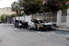 Notte di fuoco in via Amendola: in fiamme tre automobili
