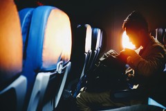 Si masturba in aereo: multa per un 34enne di Barletta