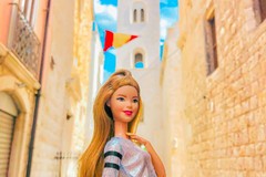 Barbie diventa di nuovo influencer negli scatti a Barletta