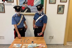 Aveva cocaina, tre cellulari e 250 euro: un uomo arrestato a Barletta