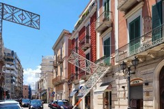 Barletta, installazione luminosa in corso Garibaldi urtata da un camion si accascia su un palazzo