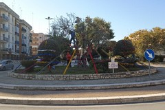 La rotonda di via Leonardo Da Vinci decorata con i colori del Natale