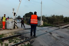 Disastro scampato, camion bloccato mentre arrivava il treno della Bari Nord