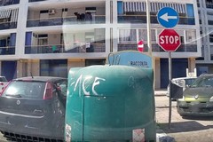 Bar.S.A, abbandono rifiuti presso campana del vetro: un cittadino identificato