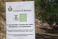 Una campagna carica di immondizia: più normalità che stranezza