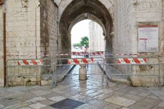 Cattedrale di Barletta, chiuso il passaggio pedonale sotto il campanile