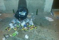 A Barletta tutto è normale, anche un cestino dei rifiuti spezzato e rovesciato per strada
