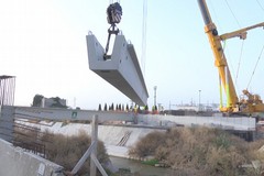 Lavori al canale Ciappetta-Camaggi, installate 3 travi da ponte