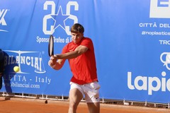 Open Barletta 2026: dopo Marco Cecchinato, passano agli ottavi Ribecai, Guerrieri, Giustino, e Dalla Valle