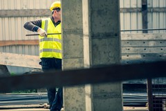 Personalizzazione dell’abbigliamento da lavoro: aspetti tecnici e legali da conoscere