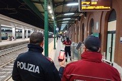 Ruba il cellulare a un tassista in servizio, interviene la Polizia ferroviaria di Barletta
