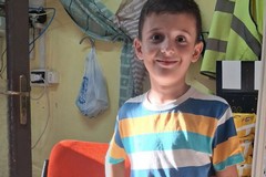 Filippo apre il salvadanaio e dona latte ai bisognosi