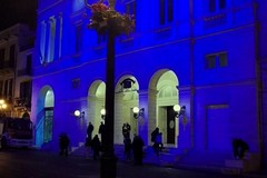 Giornata mondiale della Fibrosi cistica: la facciata del Teatro Curci si tinge di blu