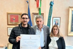 Il Sindaco Cosimo Cannito encomia il giovane Marco Debenedetto, insignito del “Premio America Giovani”