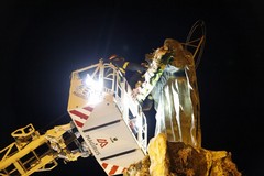 Piazza Plebiscito, posta la simbolica corona di fiori alla statua della Madonna