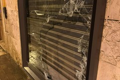 Barletta, furto in negozio d'abbigliamento in via Canosa: malviventi in fuga