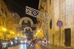 Luminaria colpita da auto e danneggiata in corso Garibaldi