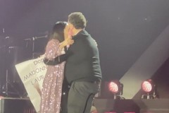 Don Piero D’Alba sul palco con Laura Pausini