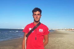 In difficoltà nel mare di Barletta sul kite, salvato da un giovane bagnino
