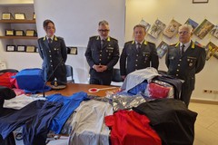 Oltre 900 capi contraffatti donati dalla Guardia di Finanza alla Caritas di Barletta