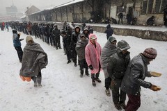 Un calzaturificio dona 2500 paia di scarpe per i migranti sulla rotta balcanica