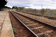 Atto dimostrativo? Rubano una panda, le danno fuoco e la scagliano sui binari della Barletta-Spinazzola