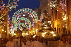 La devozione di Barletta per i santi patroni: tutte le foto della processione
