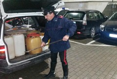 Rubano carburante dalle auto in sosta in via Donizetti, arrestati 3 rumeni