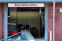 Sradicano il bancomat con un carro attrezzi, furto all'Unicredit in via Regina Margherita